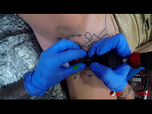 ❤️ Tsis tshua muaj tattooed hottie Sully Savage tau txais tattoo ntawm nws clitoris ❤ Fucking video ntawm hmn.sexonfire.ru% ﹏